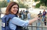 في وداع شيرين أبو عاقلة: من على الكنبة، من أمام التلفاز، على بعد مسافة آمنة من الميدان